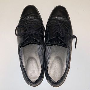 Women’s wingtip shoes